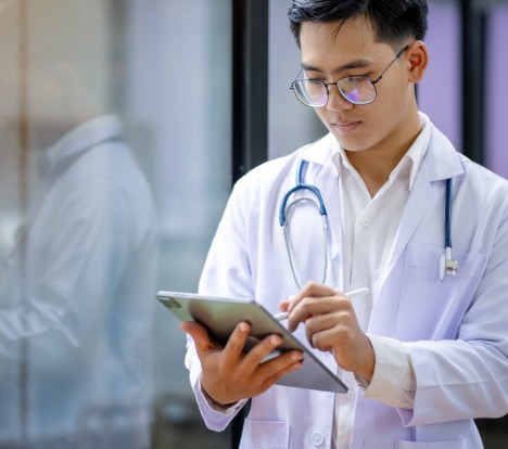 The-Developing-Doctor_Ben-Reinking_Iowa_Medical-Students_doctor-reading-tablet